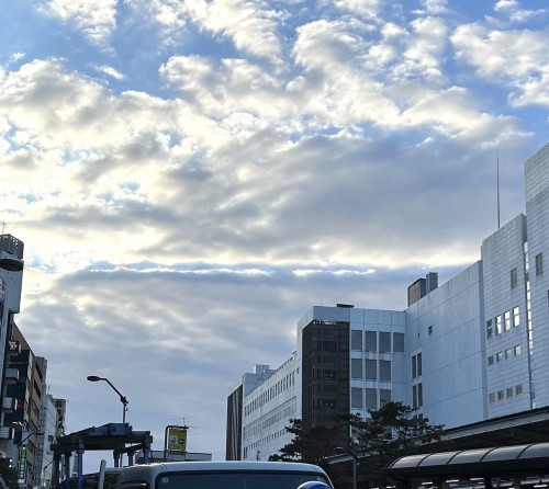 秋の空　割れる